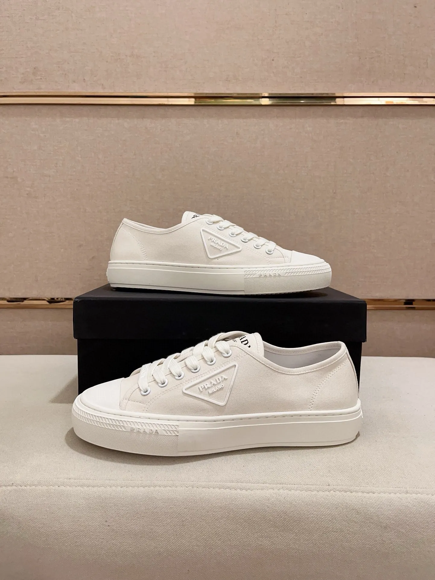 Men's shoes 💰 580💰 ✔️✔️✔️High-quality new PRADA counters are launched at the same time. The new men's shoes and 😘fabrics are selected from first-layer cowhide and are made by pure handicrafts. Lining: Full cowhide lining. 👍🏿 High-end ☄️ air-cushion molded anti-slip rubber outsole, exquisite lines, simple and elegant, comfortable and high-end for leisure travel. Code number: 38 to 44 (45 can be customized)